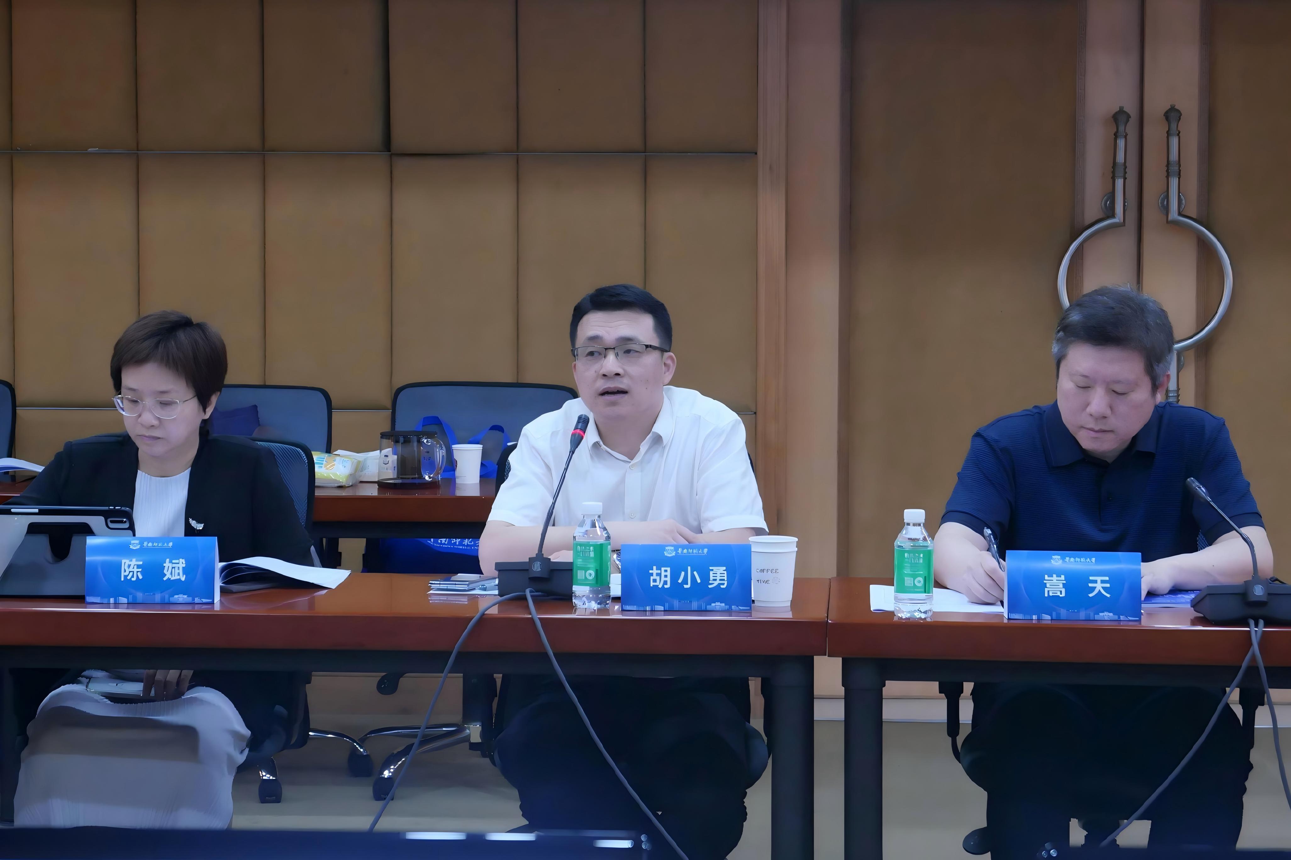 图3 胡小勇教授作开题陈述.jpg